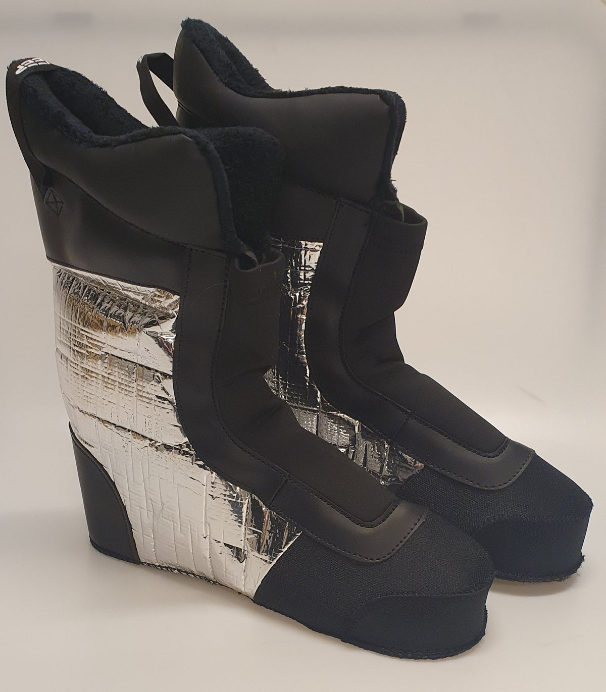Sweep inner shoe for snow mobile boots